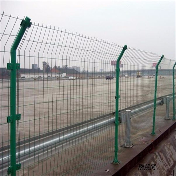 通辽草坪防护隔离网 高速公路护栏网 焊接双边丝围栏网 绿色隔离焊接网现货厂家