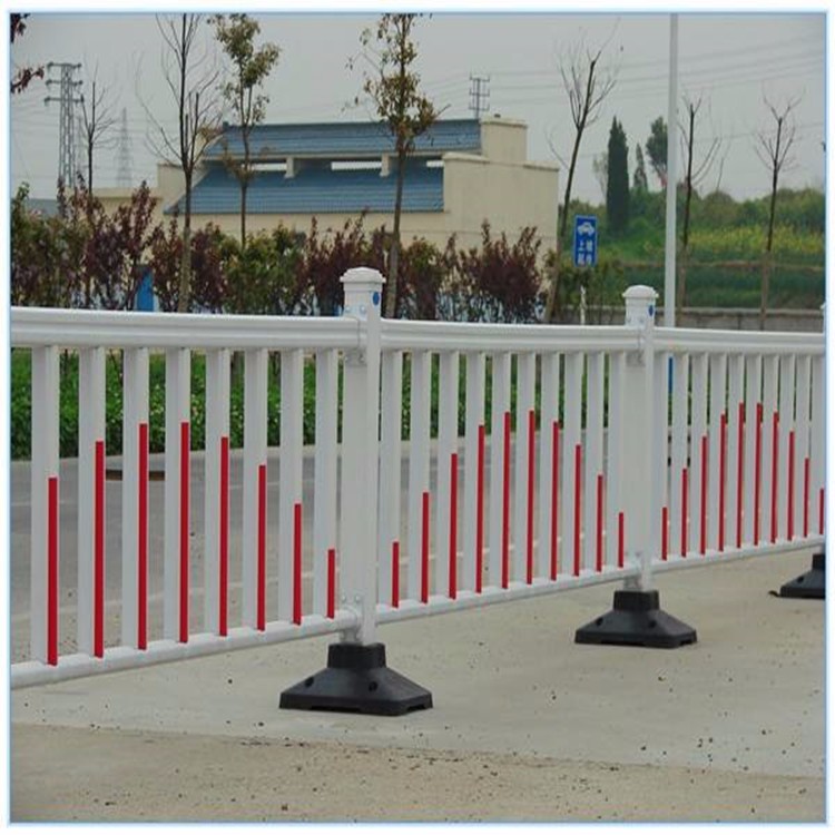 朋英护栏厂家生产供应绿化带防护栏 浸塑不锈钢道路设施隔离栏