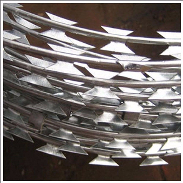 朋英生产供应刀片刺绳 热镀锌低碳钢丝监狱围墙刺网