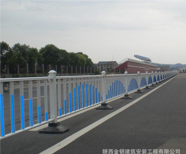 厂家直销静电喷塑镀锌交通防护栏 锌合金钢道路防撞护栏 围墙栏