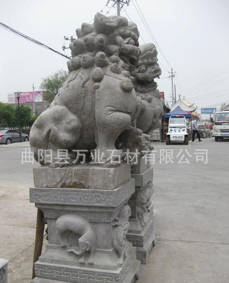 万业雕塑现有一对青石老狮子请个位看看值多少钱
