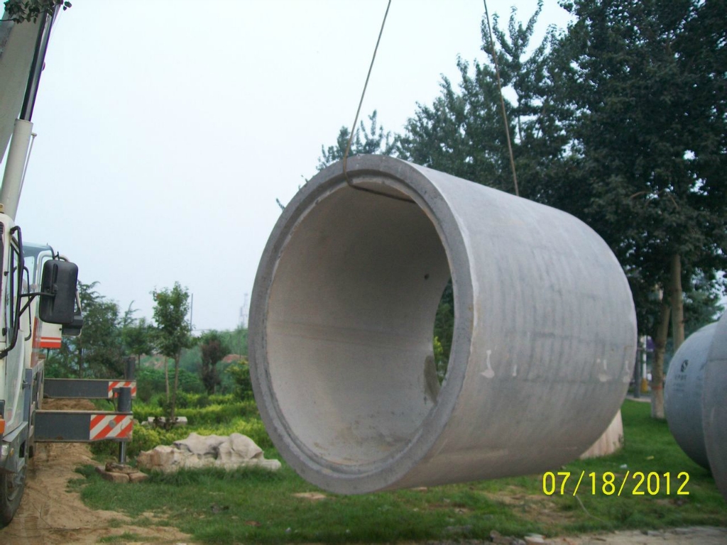 厂家直销出售各种型号水泥管排水管水泥电线杆