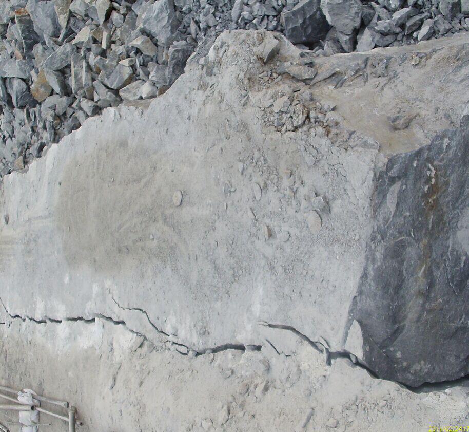 河南岩石混凝土高效无声破碎剂 矿山静态劈石剂 裂石剂 无声膨胀剂